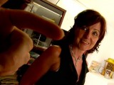 Vidéo porno mobile : The pretty neighbor of Larry gives him some money to fuck her